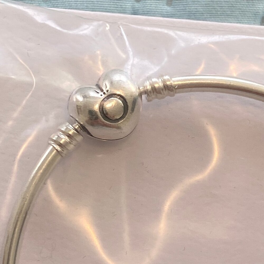 🩷Authentic Pandora 7.5  Logo Heart Clasp Bangle Sterling Silver 🩷 - Picture 5 of 6